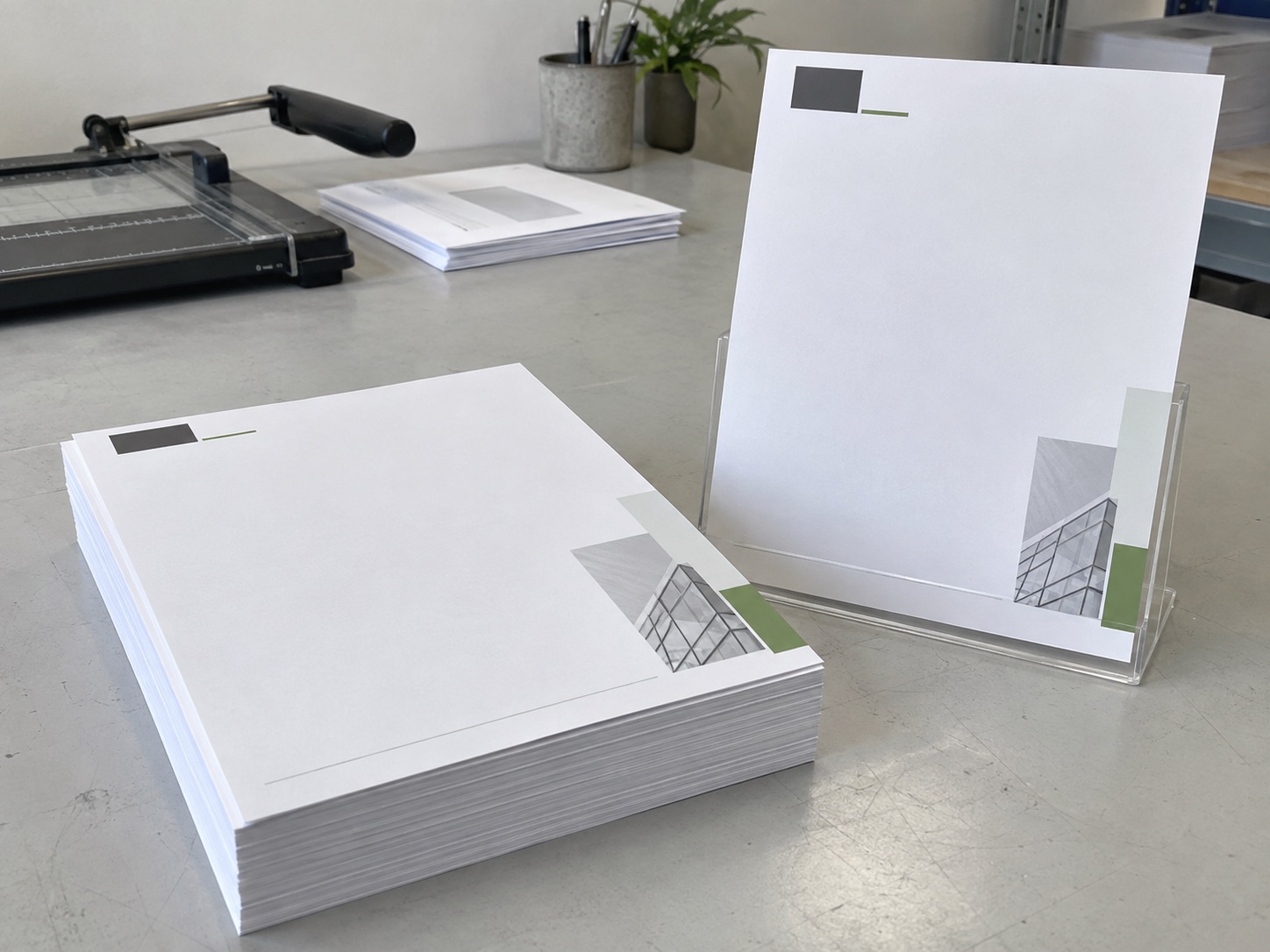 Frisch gedrucktes Briefpapier auf Offsetpapier als Stapel und im Dokumentenhalter